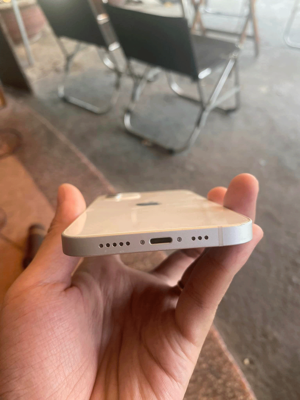 cổng sạc của iphone 12 cũ