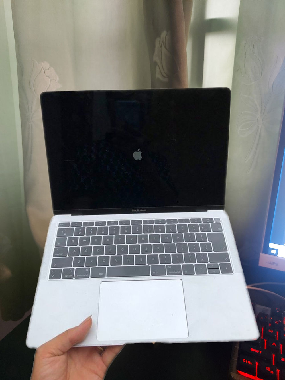 macbook mở không lên màn hình